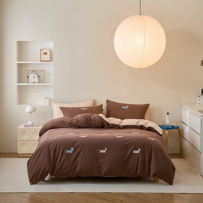 91家纺网 家纺一手货源 找家纺 卡姿家纺 2026春夏全棉色织水洗棉萌趣小刺绣四件套系列 小狗多米