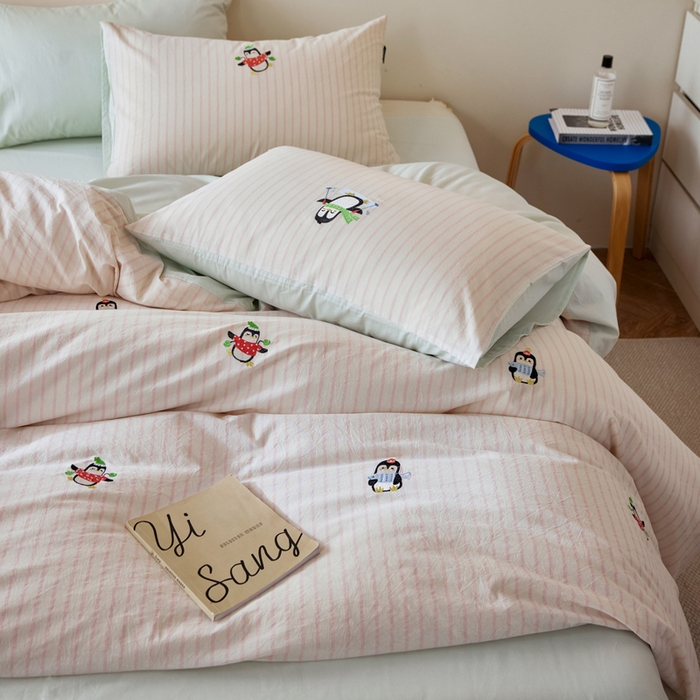 91家纺网 家纺一手货源 找家纺 卡姿家纺 2026春夏全棉色织水洗棉萌趣小刺绣四件套系列 企鹅精灵