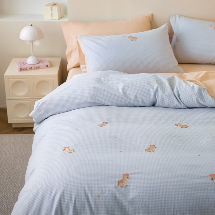 91家纺网 家纺一手货源 找家纺 卡姿家纺 2026春夏全棉色织水洗棉萌趣小刺绣四件套系列 幸运玛莉