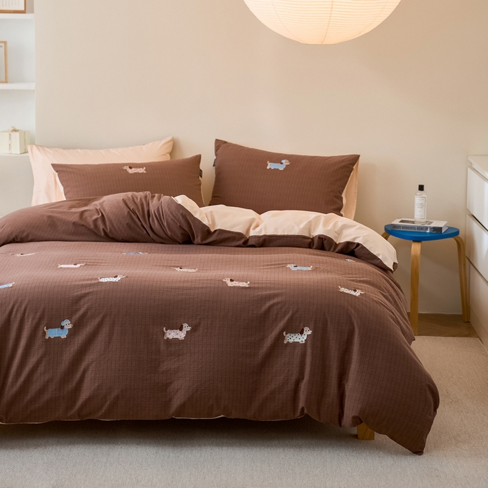 91家纺网 家纺一手货源 找家纺 卡姿家纺 2026春夏全棉色织水洗棉萌趣小刺绣四件套系列 小狗多米