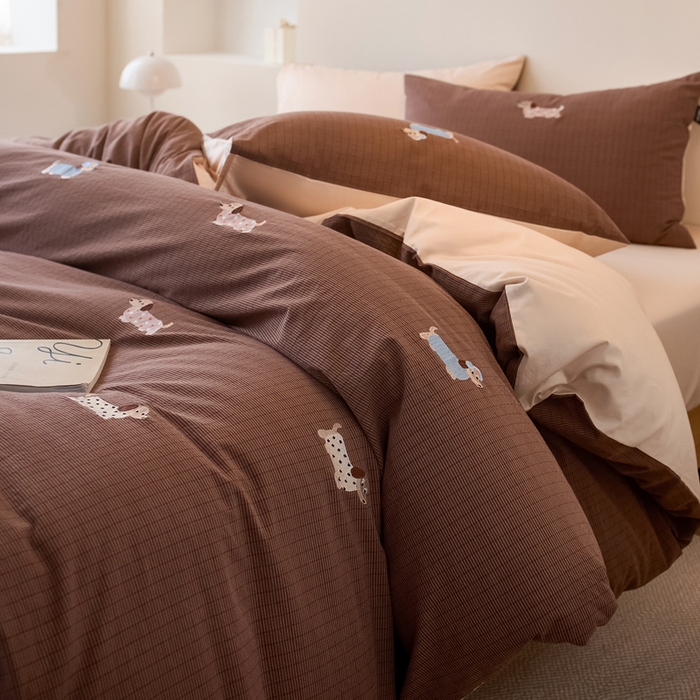 91家纺网 家纺一手货源 找家纺 卡姿家纺 2026春夏全棉色织水洗棉萌趣小刺绣四件套系列 小狗多米