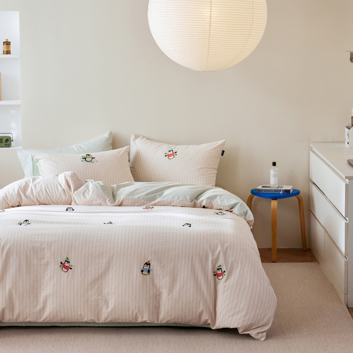 91家纺网 家纺一手货源 找家纺 卡姿家纺 2026春夏全棉色织水洗棉萌趣小刺绣四件套系列 企鹅精灵