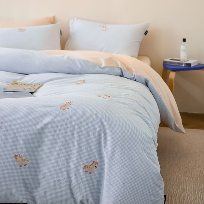 91家纺网 家纺一手货源 找家纺 卡姿家纺 2026春夏全棉色织水洗棉萌趣小刺绣四件套系列 幸运玛莉