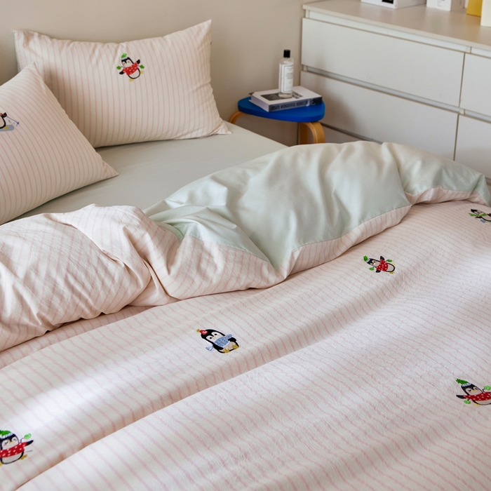 91家纺网 家纺一手货源 找家纺 卡姿家纺 2026春夏全棉色织水洗棉萌趣小刺绣四件套系列 企鹅精灵