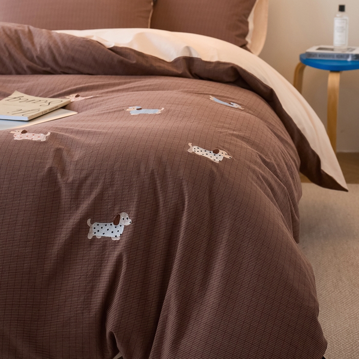 91家纺网 家纺一手货源 找家纺 卡姿家纺 2026春夏全棉色织水洗棉萌趣小刺绣四件套系列 小狗多米