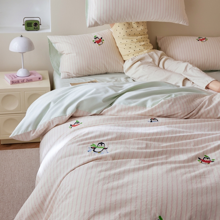 91家纺网 家纺一手货源 找家纺 卡姿家纺 2026春夏全棉色织水洗棉萌趣小刺绣四件套系列 企鹅精灵