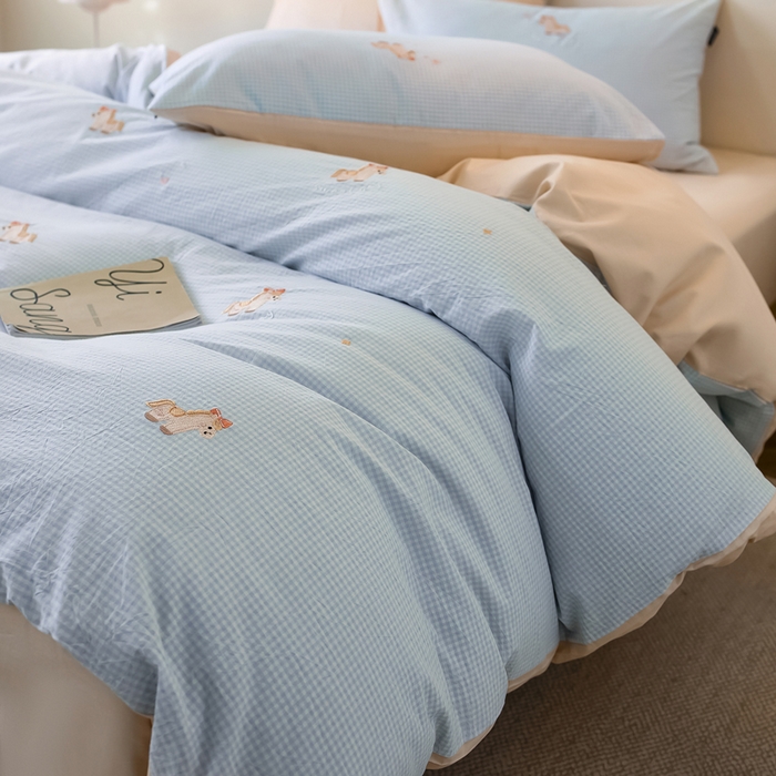 91家纺网 家纺一手货源 找家纺 卡姿家纺 2026春夏全棉色织水洗棉萌趣小刺绣四件套系列 幸运玛莉