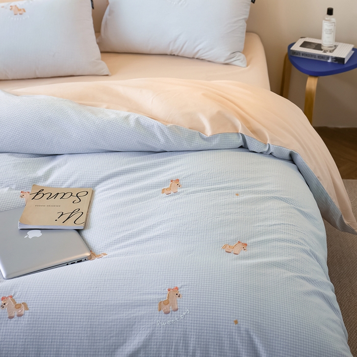 91家纺网 家纺一手货源 找家纺 卡姿家纺 2026春夏全棉色织水洗棉萌趣小刺绣四件套系列 幸运玛莉