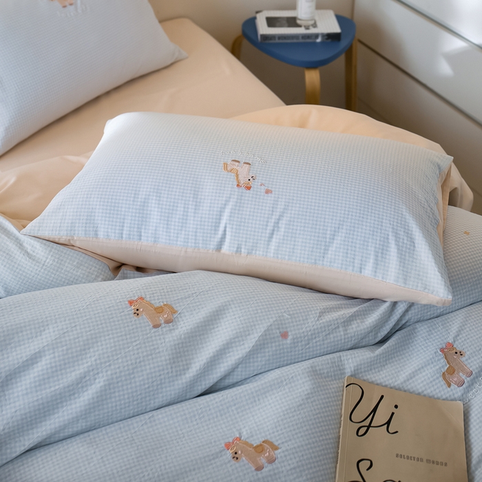 91家纺网 家纺一手货源 找家纺 卡姿家纺 2026春夏全棉色织水洗棉萌趣小刺绣四件套系列 幸运玛莉