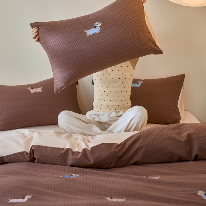 91家纺网 家纺一手货源 找家纺 卡姿家纺 2026春夏全棉色织水洗棉萌趣小刺绣四件套系列 小狗多米