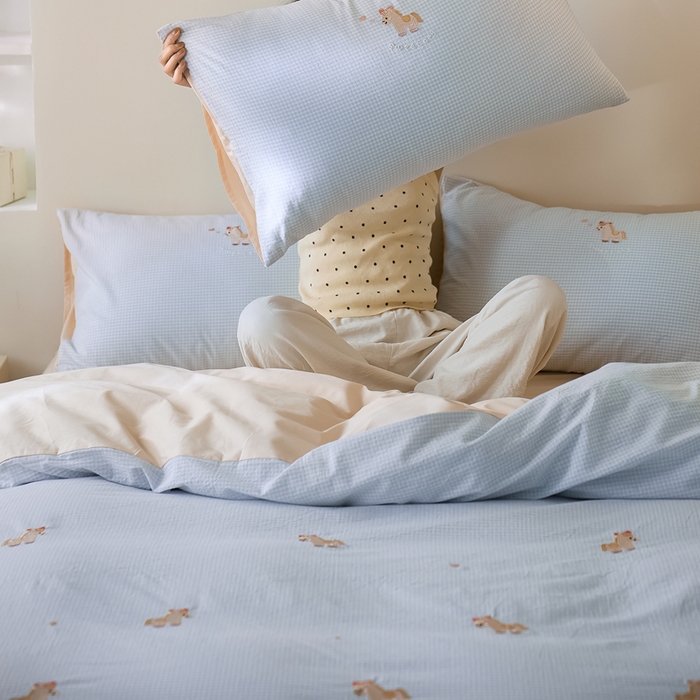 91家纺网 家纺一手货源 找家纺 卡姿家纺 2026春夏全棉色织水洗棉萌趣小刺绣四件套系列 幸运玛莉