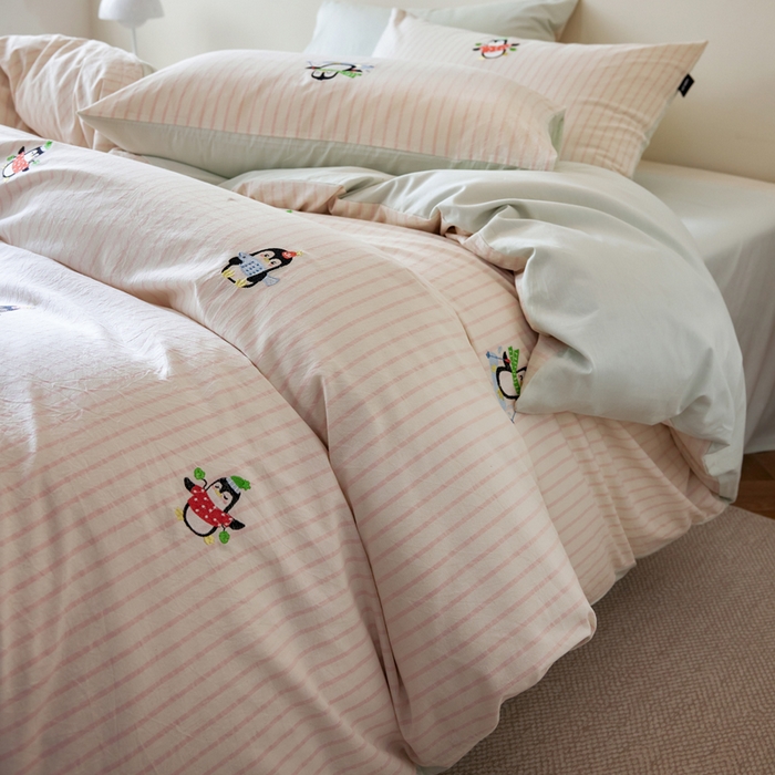 91家纺网 家纺一手货源 找家纺 卡姿家纺 2026春夏全棉色织水洗棉萌趣小刺绣四件套系列 企鹅精灵