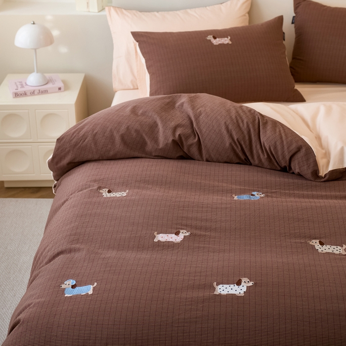 91家纺网 家纺一手货源 找家纺 卡姿家纺 2026春夏全棉色织水洗棉萌趣小刺绣四件套系列 小狗多米