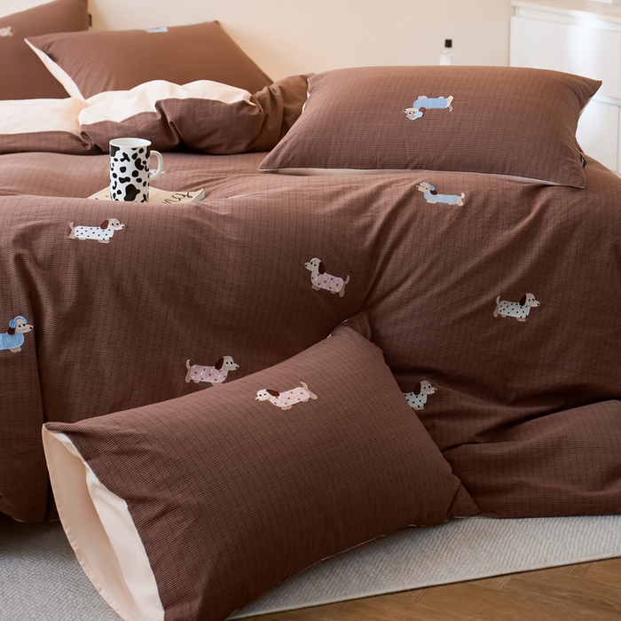 91家纺网 家纺一手货源 找家纺 卡姿家纺 2026春夏全棉色织水洗棉萌趣小刺绣四件套系列 小狗多米