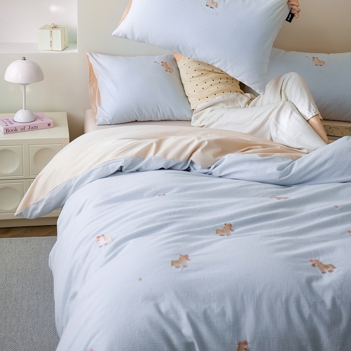 91家纺网 家纺一手货源 找家纺 卡姿家纺 2026春夏全棉色织水洗棉萌趣小刺绣四件套系列 幸运玛莉