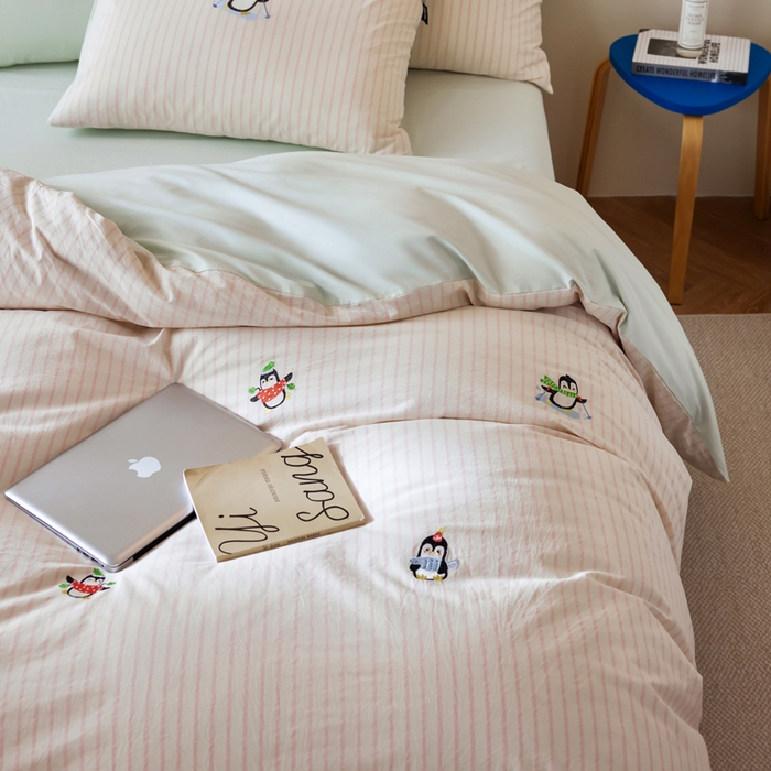 91家纺网 家纺一手货源 找家纺 卡姿家纺 2026春夏全棉色织水洗棉萌趣小刺绣四件套系列 企鹅精灵