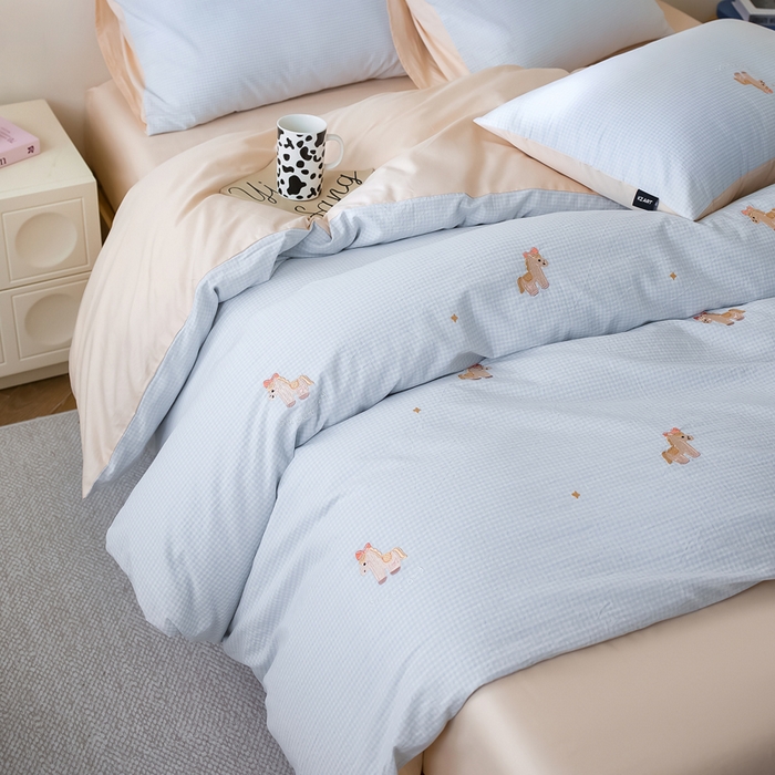 91家纺网 家纺一手货源 找家纺 卡姿家纺 2026春夏全棉色织水洗棉萌趣小刺绣四件套系列 幸运玛莉