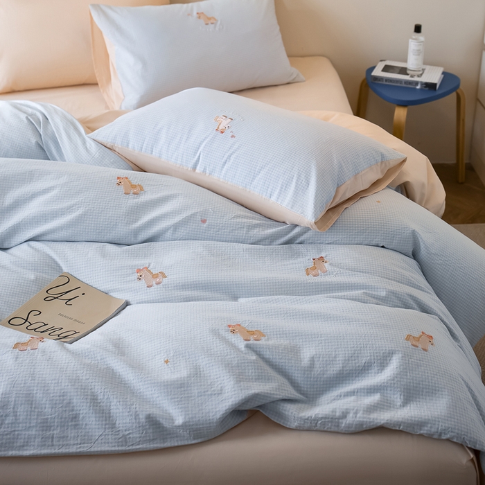 91家纺网 家纺一手货源 找家纺 卡姿家纺 2026春夏全棉色织水洗棉萌趣小刺绣四件套系列 幸运玛莉