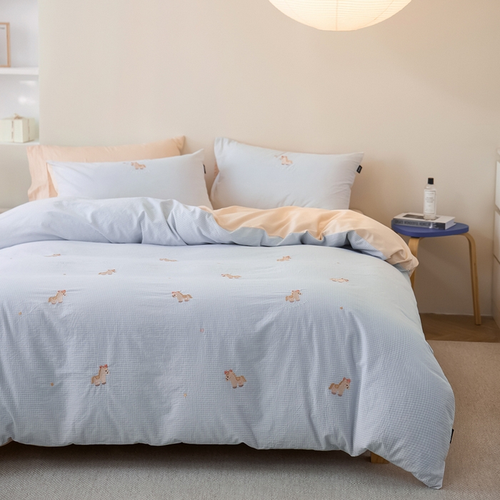 91家纺网 家纺一手货源 找家纺 卡姿家纺 2026春夏全棉色织水洗棉萌趣小刺绣四件套系列 幸运玛莉