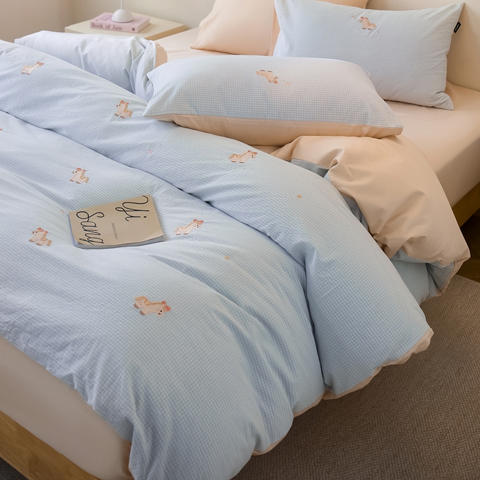 91家纺网 家纺一手货源 找家纺 卡姿家纺 2026春夏全棉色织水洗棉萌趣小刺绣四件套系列 幸运玛莉