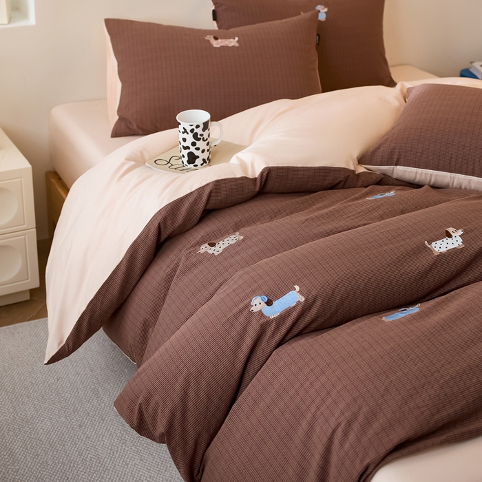 91家纺网 家纺一手货源 找家纺 卡姿家纺 2026春夏全棉色织水洗棉萌趣小刺绣四件套系列 小狗多米