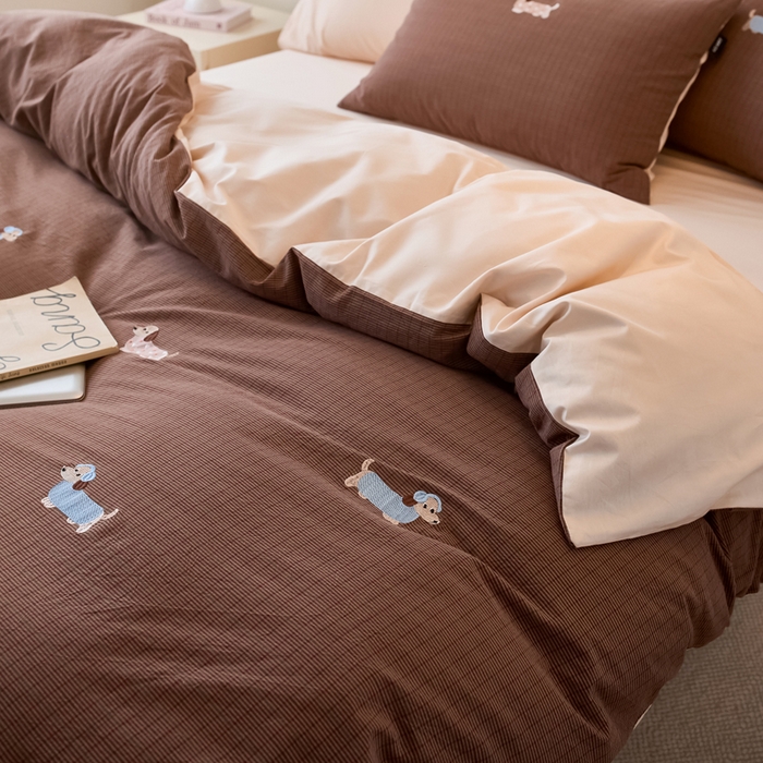 91家纺网 家纺一手货源 找家纺 卡姿家纺 2026春夏全棉色织水洗棉萌趣小刺绣四件套系列 小狗多米