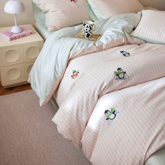 91家纺网 家纺一手货源 找家纺 卡姿家纺 2026春夏全棉色织水洗棉萌趣小刺绣四件套系列 企鹅精灵