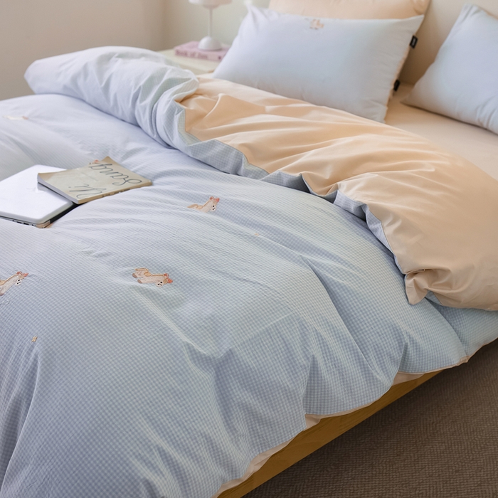 91家纺网 家纺一手货源 找家纺 卡姿家纺 2026春夏全棉色织水洗棉萌趣小刺绣四件套系列 幸运玛莉