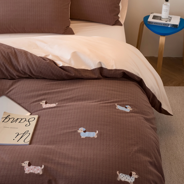 91家纺网 家纺一手货源 找家纺 卡姿家纺 2026春夏全棉色织水洗棉萌趣小刺绣四件套系列 小狗多米