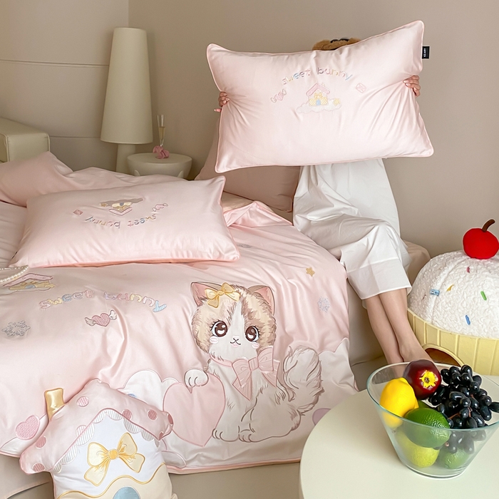 91家纺网 家纺一手货源 找家纺 （总）卡姿家纺 2026春夏全棉60支长绒棉软萌贴布绣四件套— 元气阿喵