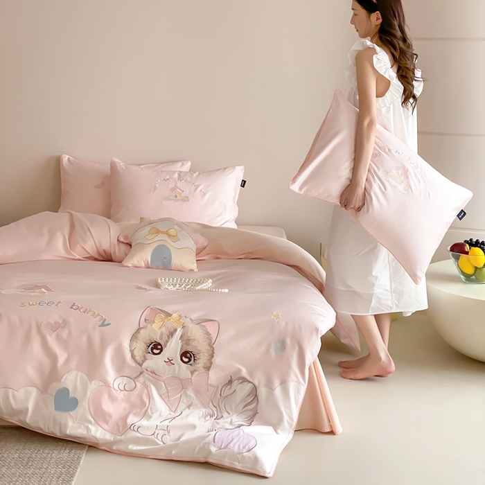 91家纺网 家纺一手货源 找家纺 （总）卡姿家纺 2026春夏全棉60支长绒棉软萌贴布绣四件套— 元气阿喵