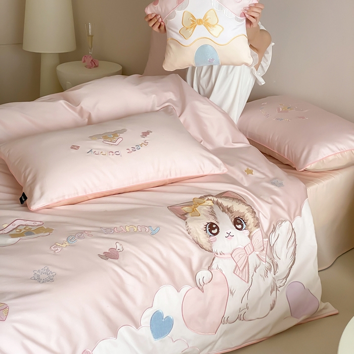 91家纺网 家纺一手货源 找家纺 （总）卡姿家纺 2026春夏全棉60支长绒棉软萌贴布绣四件套— 元气阿喵