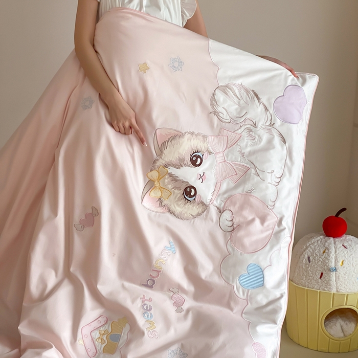 91家纺网 家纺一手货源 找家纺 卡姿家纺 2026春夏全棉60支长绒棉软萌贴布绣四件套— 元气阿喵 元气阿喵-粉