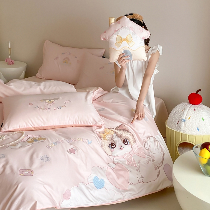 91家纺网 家纺一手货源 找家纺 卡姿家纺 2026春夏全棉60支长绒棉软萌贴布绣四件套— 元气阿喵 元气阿喵-粉