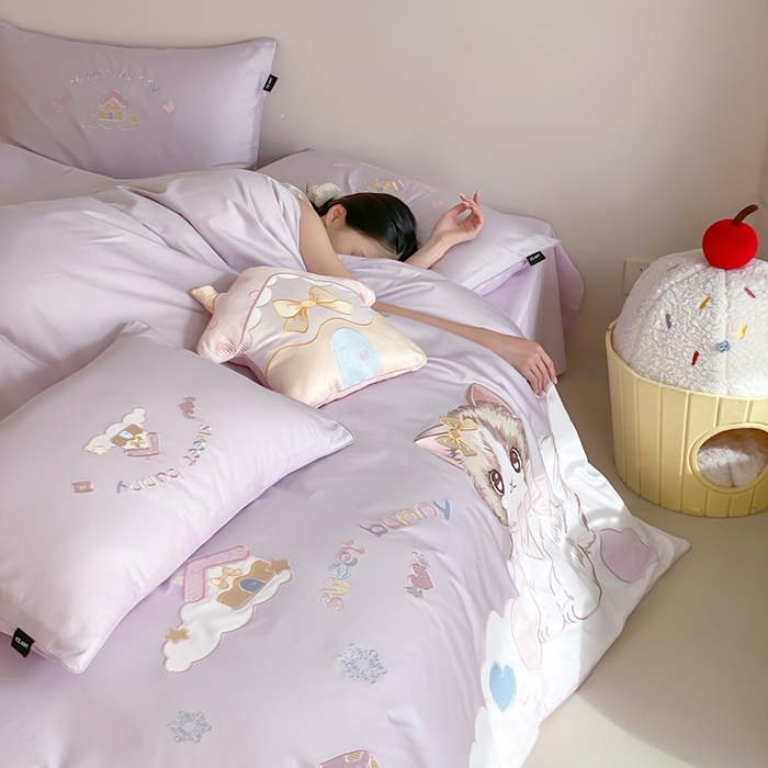 91家纺网 家纺一手货源 找家纺 卡姿家纺 2026春夏全棉60支长绒棉软萌贴布绣四件套— 元气阿喵 元气阿喵-紫