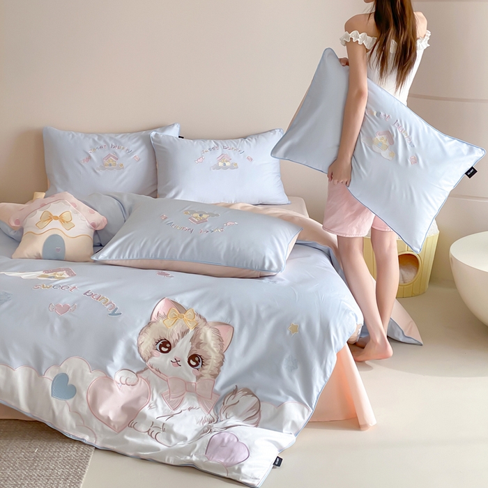 91家纺网 家纺一手货源 找家纺 卡姿家纺 2026春夏全棉60支长绒棉软萌贴布绣四件套— 元气阿喵 元气阿喵-蓝