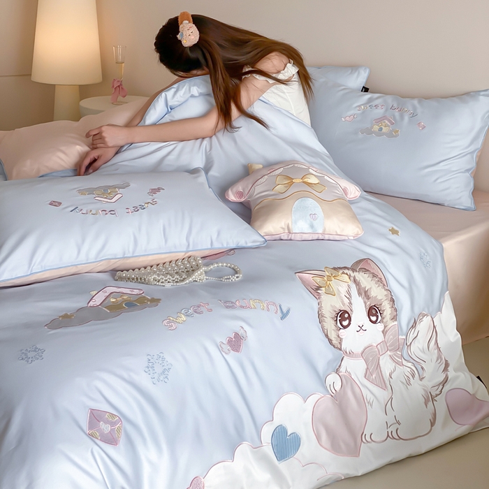 91家纺网 家纺一手货源 找家纺 卡姿家纺 2026春夏全棉60支长绒棉软萌贴布绣四件套— 元气阿喵 元气阿喵-蓝