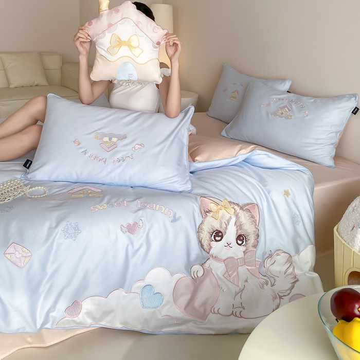 91家纺网 家纺一手货源 找家纺 卡姿家纺 2026春夏全棉60支长绒棉软萌贴布绣四件套— 元气阿喵 元气阿喵-蓝