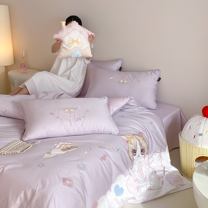 91家纺网 家纺一手货源 找家纺 卡姿家纺 2026春夏全棉60支长绒棉软萌贴布绣四件套— 元气阿喵 元气阿喵-紫