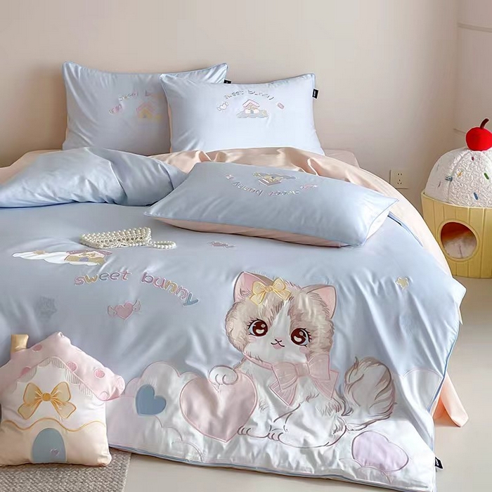 卡姿家纺 2026春夏全棉60支长绒棉软萌贴布绣四件套— 元气阿喵 元气阿喵-蓝