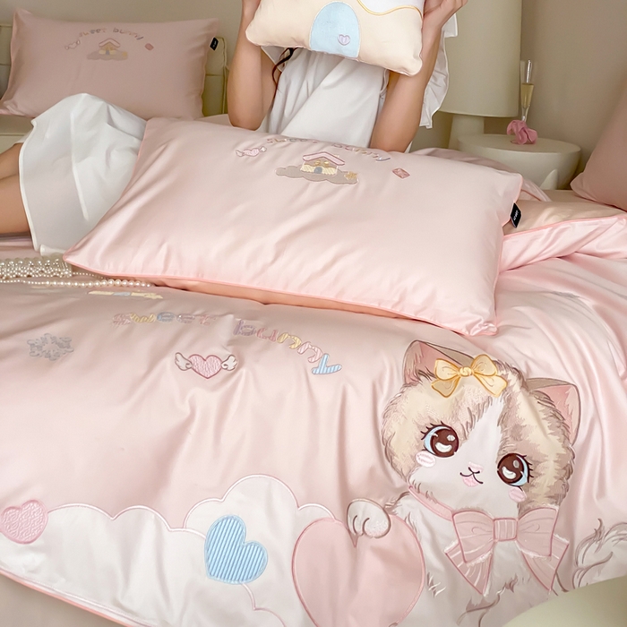 91家纺网 家纺一手货源 找家纺 卡姿家纺 2026春夏全棉60支长绒棉软萌贴布绣四件套— 元气阿喵 元气阿喵-粉