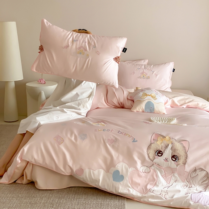 91家纺网 家纺一手货源 找家纺 卡姿家纺 2026春夏全棉60支长绒棉软萌贴布绣四件套— 元气阿喵 元气阿喵-粉