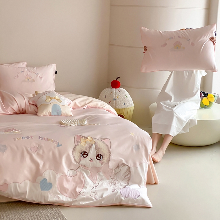 91家纺网 家纺一手货源 找家纺 卡姿家纺 2026春夏全棉60支长绒棉软萌贴布绣四件套— 元气阿喵 元气阿喵-粉
