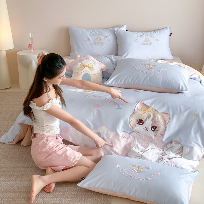 91家纺网 家纺一手货源 找家纺 卡姿家纺 2026春夏全棉60支长绒棉软萌贴布绣四件套— 元气阿喵 元气阿喵-蓝