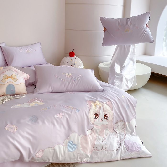 91家纺网 家纺一手货源 找家纺 卡姿家纺 2026春夏全棉60支长绒棉软萌贴布绣四件套— 元气阿喵 元气阿喵-紫