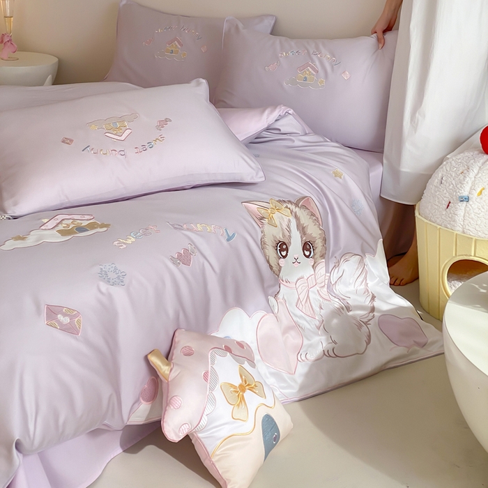 91家纺网 家纺一手货源 找家纺 卡姿家纺 2026春夏全棉60支长绒棉软萌贴布绣四件套— 元气阿喵 元气阿喵-紫
