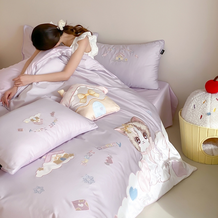 91家纺网 家纺一手货源 找家纺 卡姿家纺 2026春夏全棉60支长绒棉软萌贴布绣四件套— 元气阿喵 元气阿喵-紫
