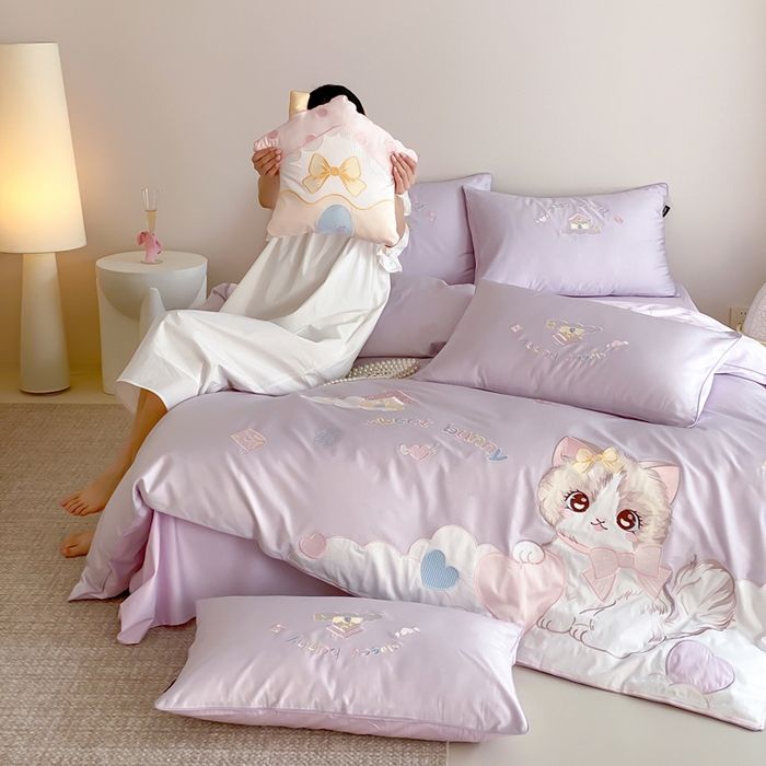 91家纺网 家纺一手货源 找家纺 卡姿家纺 2026春夏全棉60支长绒棉软萌贴布绣四件套— 元气阿喵 元气阿喵-紫