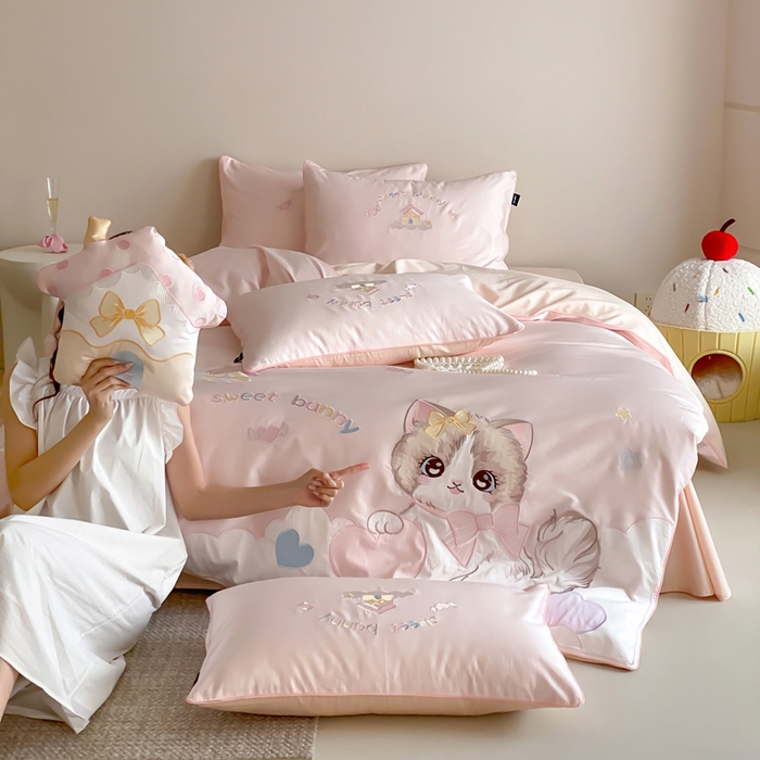91家纺网 家纺一手货源 找家纺 卡姿家纺 2026春夏全棉60支长绒棉软萌贴布绣四件套— 元气阿喵 元气阿喵-粉