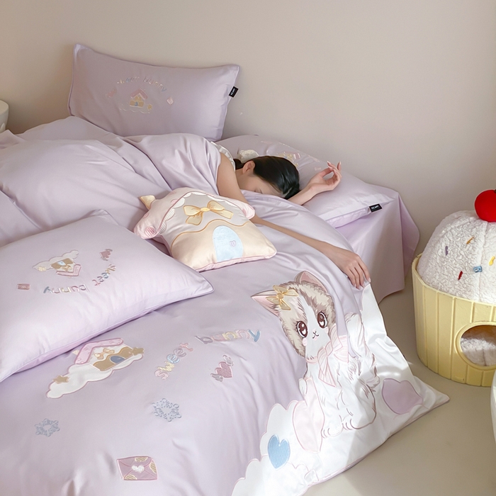 91家纺网 家纺一手货源 找家纺 卡姿家纺 2026春夏全棉60支长绒棉软萌贴布绣四件套— 元气阿喵 元气阿喵-紫